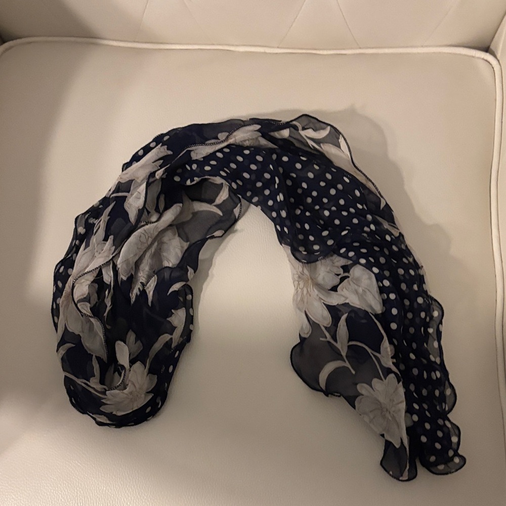 Lauren Ralph Lauren Floral 💯 Silk Scarf Black and Cream, polka dots - Picture 6 of 15